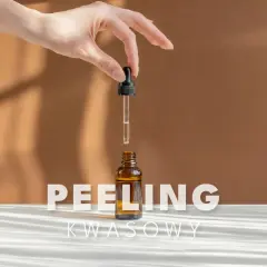Dłoń trzyma pipetę nad buteleczką z serum. Delikatny peeling kwasowy, np. z kwasem laktobionowym, dla promiennej cery.