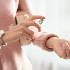 Delikatna mgiełka perfum na nadgarstku. Dowiedz się, jak używać perfum, by podkreślić swój styl.