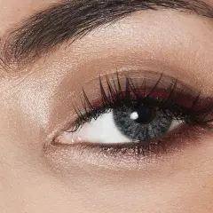 Oko z perfekcyjnie podkreślonymi brwiami i kreską. Idealny tutorial na brwi dla każdego.