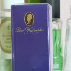 Kultowe polskie perfumy z lat 70. - Pani Walewska Classic w fioletowym opakowaniu, obok inne klasyki PRL-u.