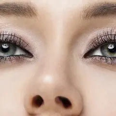 Oczy z perfekcyjnym makijażem smokey eye, podkreślone długimi rzęsami i subtelnym cieniem.