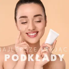 Krok po kroku makijaż z podkładem. Kobieta aplikuje podkład na policzek, trzymając tubkę kosmetyku.
