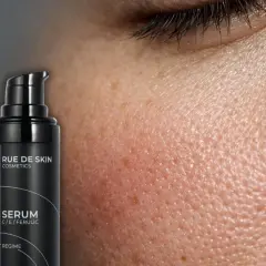 Serum z witaminą C rano czy wieczorem? Czarna buteleczka Rue de Skin z serum C/E/Ferulic obok skóry z widocznymi porami.