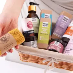 Koszyk pełen kosmetyków Arga Nove: rękawica do demakijażu, kremy, serum, olejek. Co to za marka? Naturalna pielęgnacja.