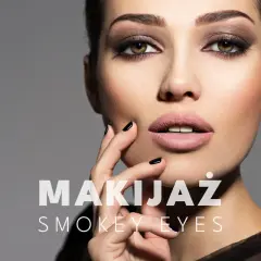 Kobieta z perfekcyjnym, matowym makijażem oczu typu smokey eyes. Usta w cielistym kolorze, czarne paznokcie.