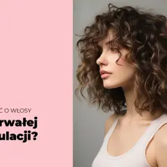 Kobieta z pięknymi lokami po trwałej ondulacji. Dowiedz się, jak dbać o włosy i co ile powtarzać zabieg.