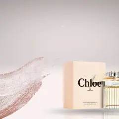 Elegancki flakon perfum Chloe z beżowym pudełkiem i wstążką. Delikatny, kwiatowy zapach Chloe otula zmysły.
