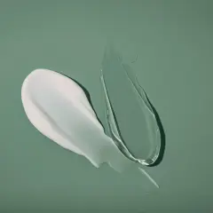 Biały krem i przezroczysty żel na zielonym tle. Połączenie niacynamidu i retinolu dla idealnej cery.