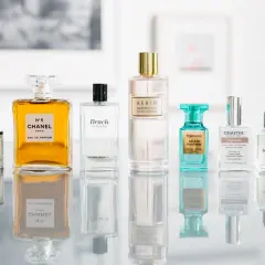 Kolekcja flakonów perfum, w tym Chanel N°5, Tom Ford Sole di Positano i Byredo Mojave Ghost. Każdy flakon to potencjalny składnik perfum.