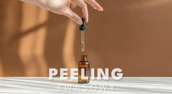 Dłoń trzyma pipetę nad buteleczką z serum. Delikatny peeling kwasowy, np. z kwasem laktobionowym, dla promiennej cery.