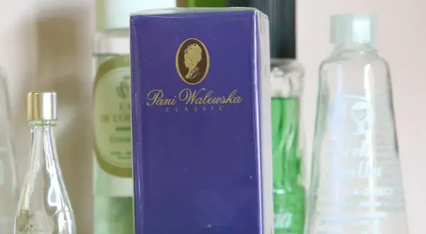 Kultowe polskie perfumy z lat 70. - Pani Walewska Classic w fioletowym opakowaniu, obok inne klasyki PRL-u.