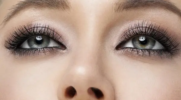 Oczy z perfekcyjnym makijażem smokey eye, podkreślone długimi rzęsami i subtelnym cieniem.