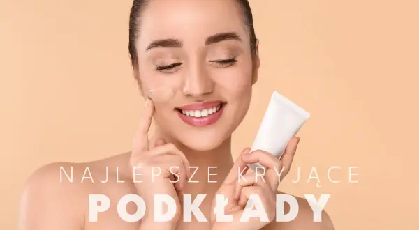Krok po kroku makijaż z podkładem. Kobieta aplikuje podkład na policzek, trzymając tubkę kosmetyku.