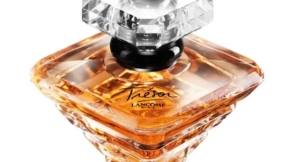 Eleganckie perfumy damskie Trésor Lancôme, ikona lat 90. Bursztynowy płyn w kryształowym flakonie.