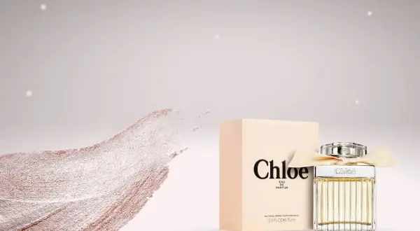 Elegancki flakon perfum Chloe z beżowym pudełkiem i wstążką. Delikatny, kwiatowy zapach Chloe otula zmysły.