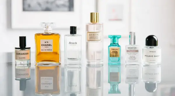 Kolekcja flakonów perfum, w tym Chanel N°5, Tom Ford Sole di Positano i Byredo Mojave Ghost. Każdy flakon to potencjalny składnik perfum.
