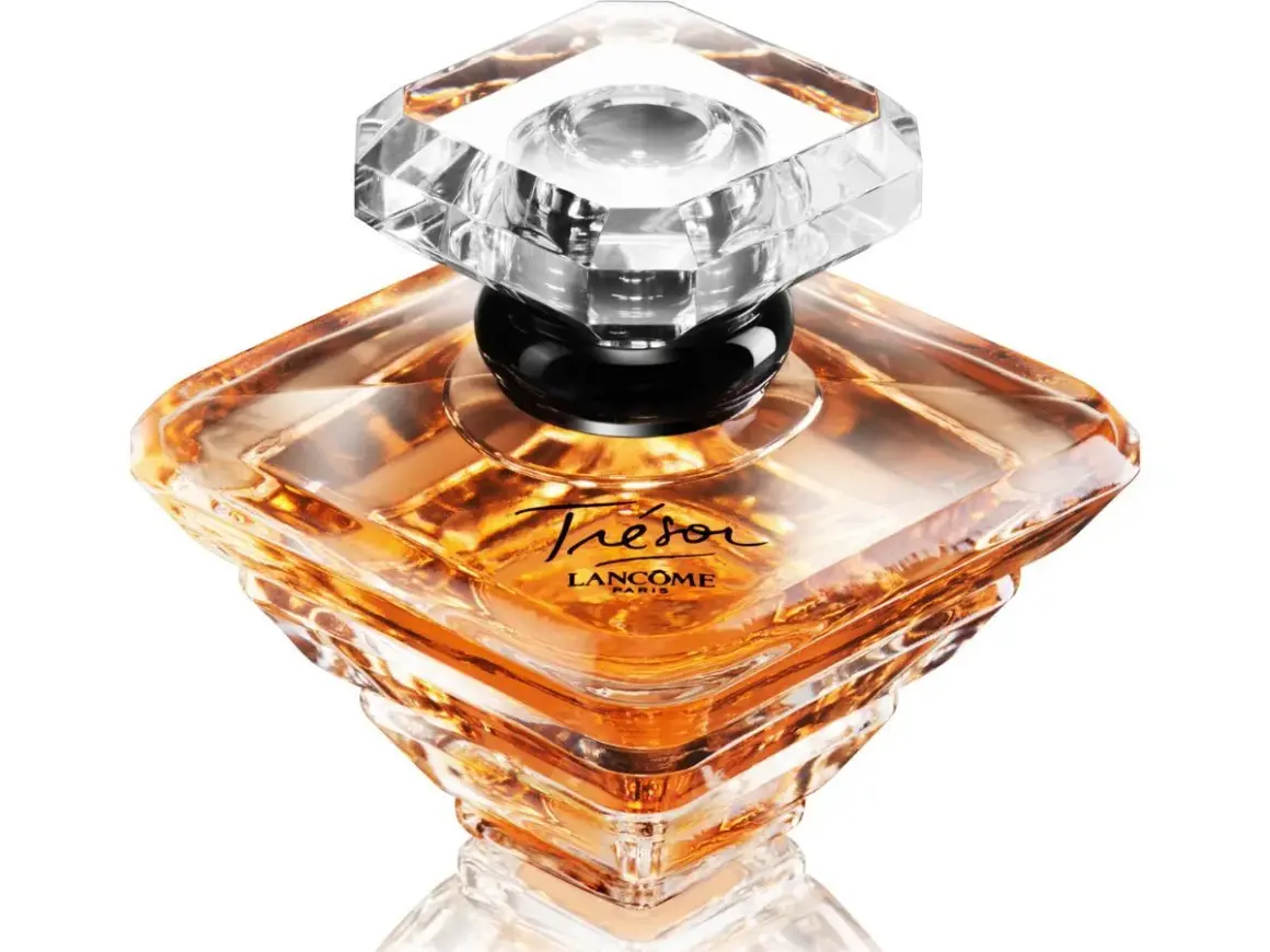 Eleganckie perfumy damskie Trésor Lancôme, ikona lat 90. Bursztynowy płyn w kryształowym flakonie.