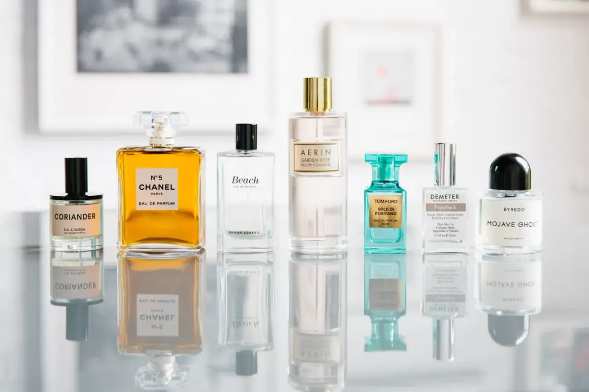 Kolekcja flakonów perfum, w tym Chanel N°5, Tom Ford Sole di Positano i Byredo Mojave Ghost. Każdy flakon to potencjalny składnik perfum.