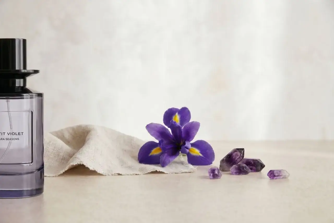 Perfumy Petit Violet, fioletowy irys i kryształy ametystu. Intensywna fiołka w zapachu i kolorze.