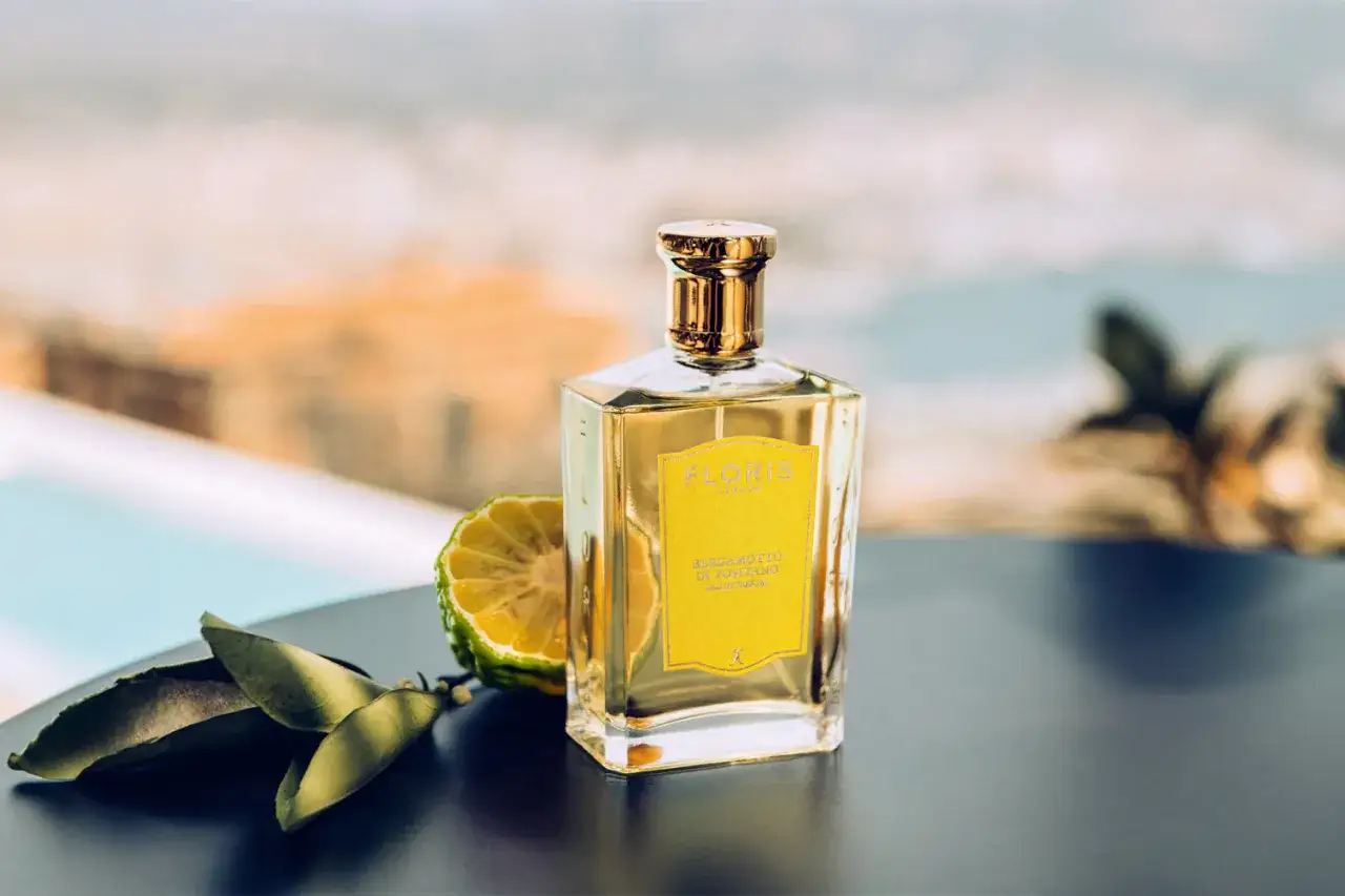 Elegancka butelka perfum Floris z bergamotką i liśćmi, obiecująca orzeźwiający zapach cytrusowy.