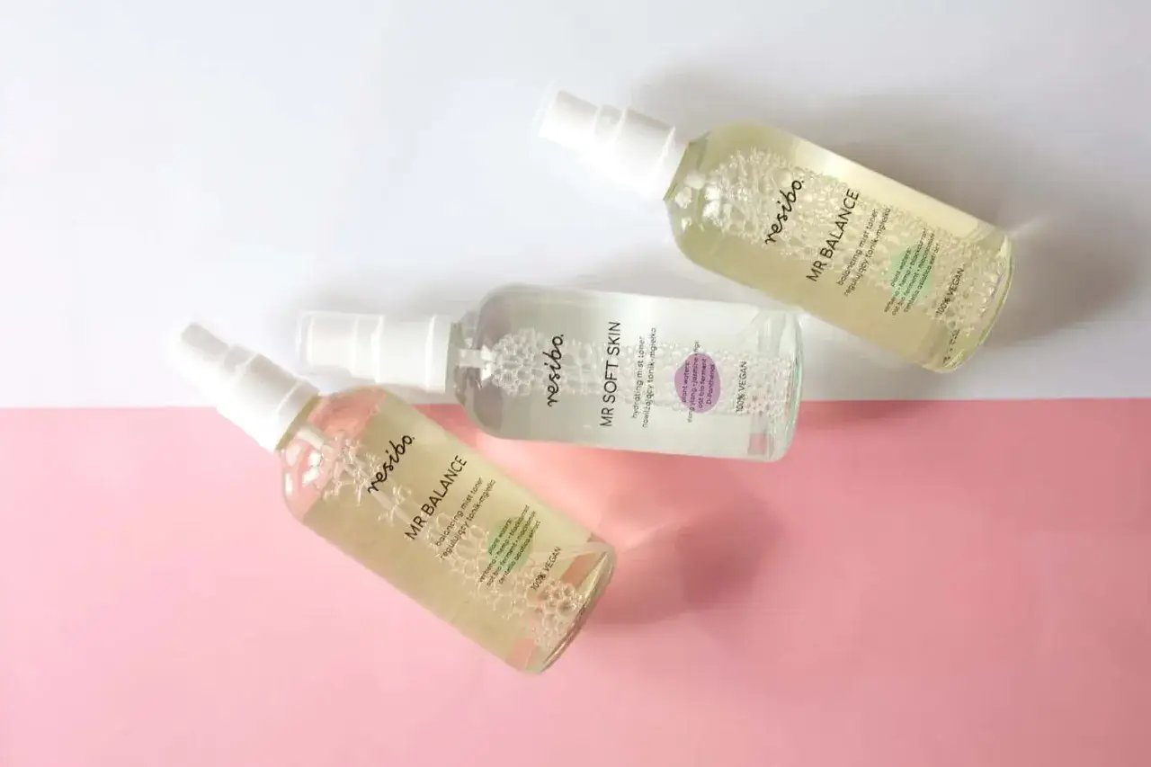 Trzy butelki hydrolatu Resibo: MR BALANCE i MR SOFT SKIN. To naturalne mgiełki do twarzy, kt&oacute;re nawilżają i tonizują sk&oacute;rę.