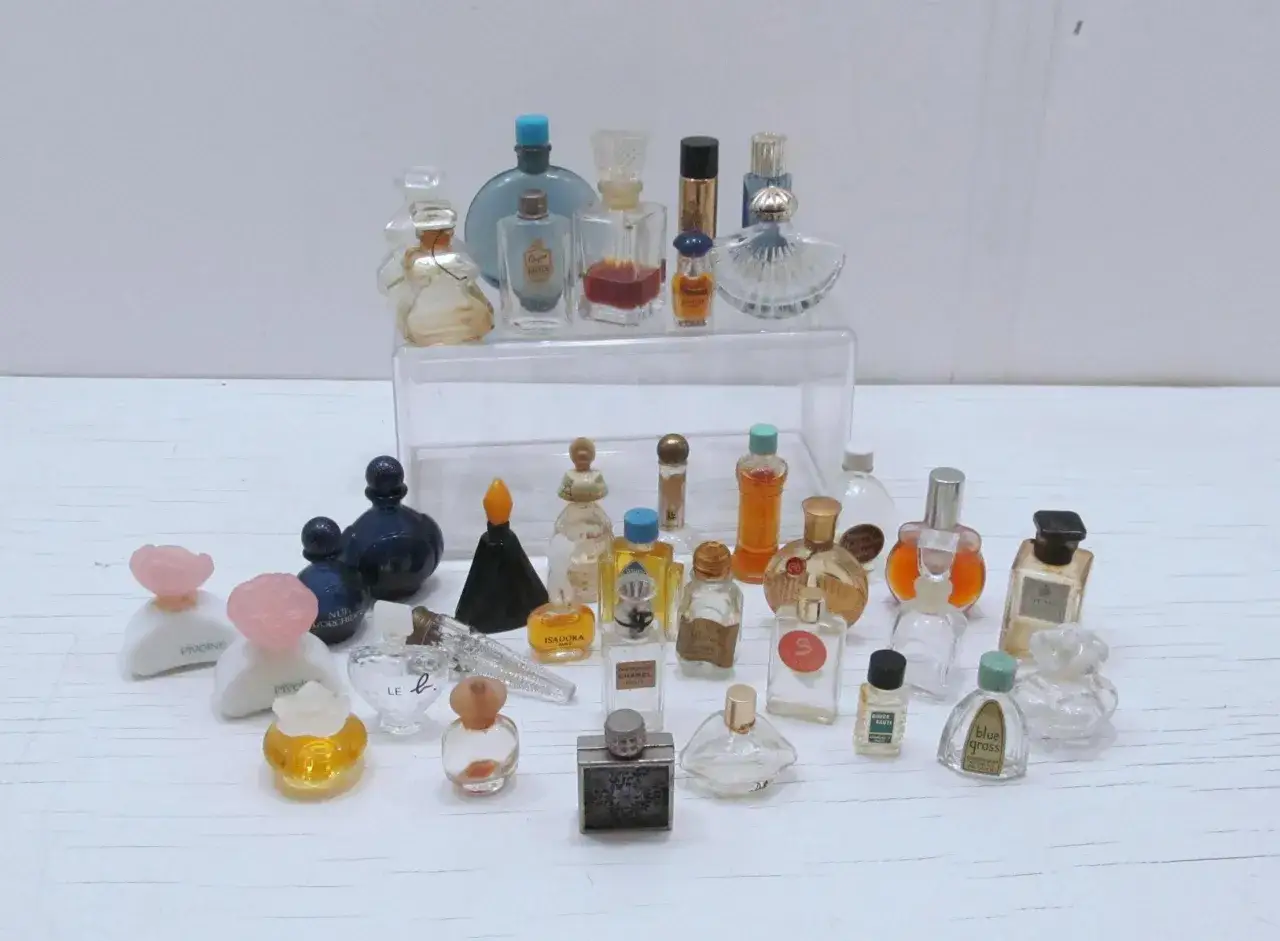 Kolekcja miniaturowych perfum damskich z lat 90. R&oacute;żnorodne flakoniki, niekt&oacute;re z nazwami jak 