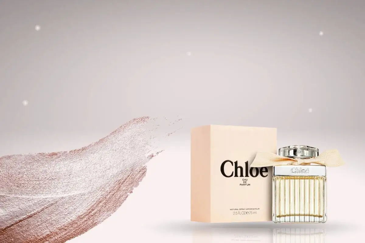 Elegancki flakon perfum Chloe z beżowym pudełkiem i wstążką. Delikatny, kwiatowy zapach Chloe otula niczym muśnięcie.