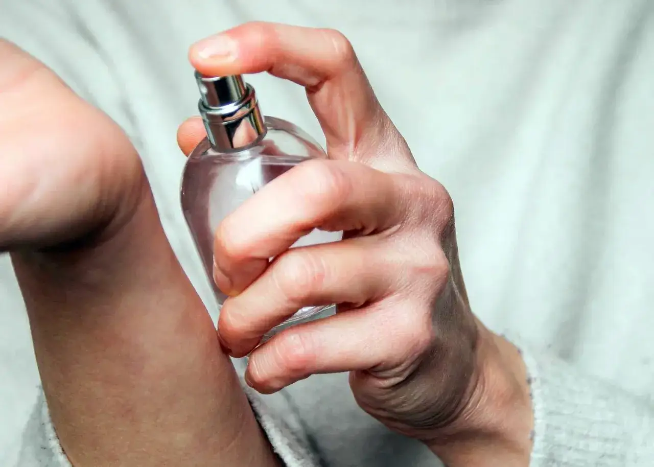 Dłoń rozpyla perfumy EDP na nadgarstek. Delikatny zapach otula sk&oacute;rę, tworząc subtelną aurę.