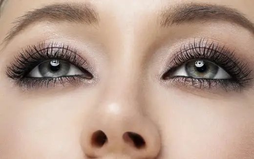 Przydymiony makijaż oczu - Jak zrobić go idealnie?