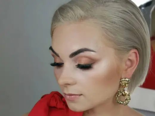 Makijaż do czerwonej sukienki (blondynka) - Jak dobrać?