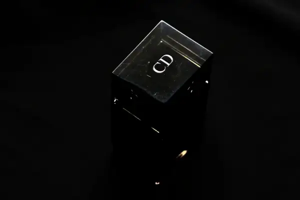 Czarny, szklany flakonik perfum z logo "CD". Czy perfumy mają datę ważności? Ten flakonik wygląda na wieczny.