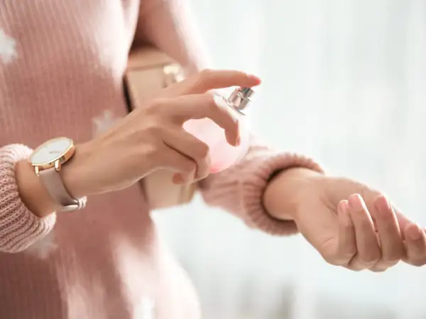 Delikatna mgiełka perfum na nadgarstku. Dowiedz się, jak używać perfum, by podkreślić swój styl.