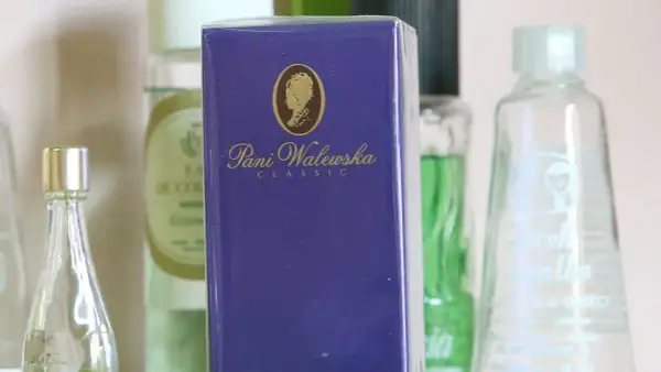 Kultowe polskie perfumy z lat 70. - Pani Walewska Classic w fioletowym opakowaniu, obok inne klasyki PRL-u.