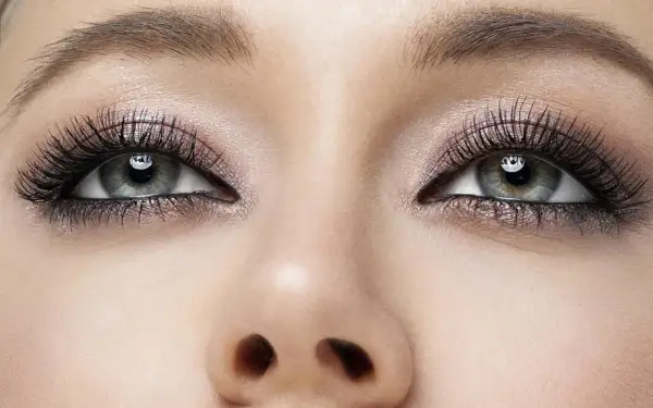 Oczy z perfekcyjnym makijażem smokey eye, podkreślone długimi rzęsami i subtelnym cieniem.
