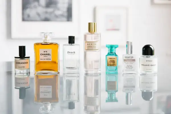 Kolekcja flakonów perfum, w tym Chanel N°5, Tom Ford Sole di Positano i Byredo Mojave Ghost. Każdy flakon to potencjalny składnik perfum.